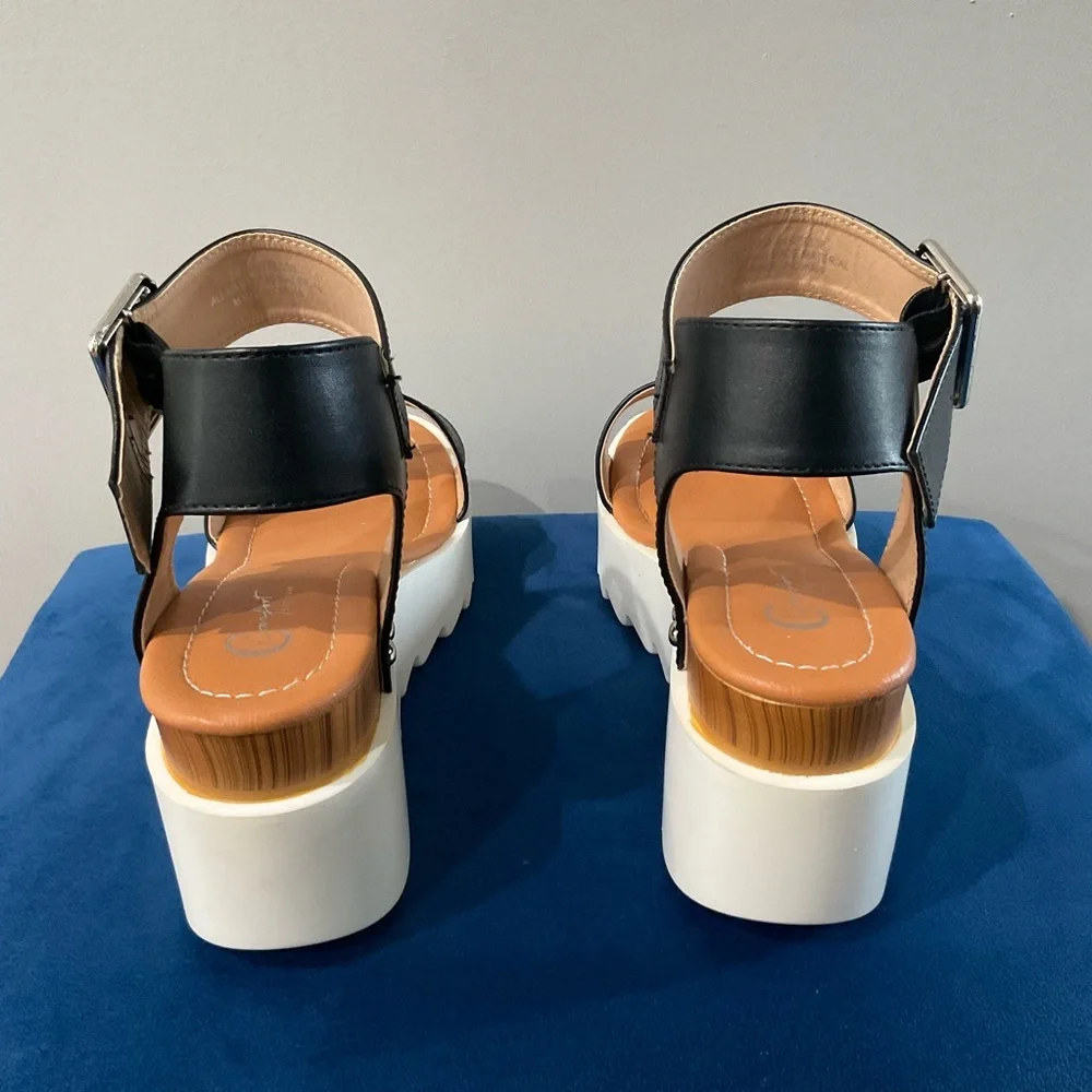 Comfort Est 1946 brand. Black and white sandals size 8.